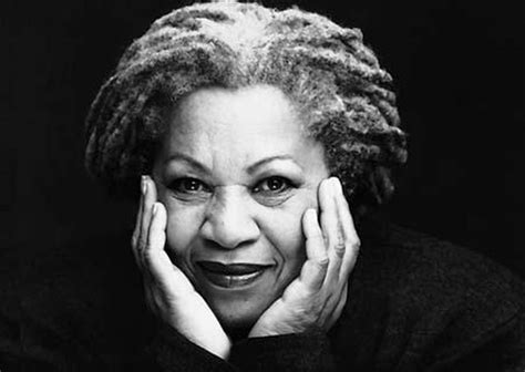 La Remise du Prix Nobel de Littérature à Toni Morrison: Une Célébration Triumphante de la Voix Noire Américaine